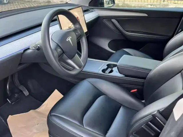 Tesla Model Y — Фото автомобиля 9