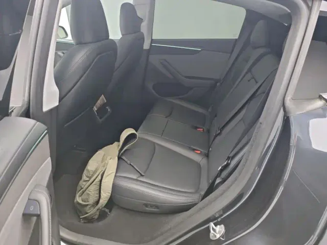 Tesla Model Y — Фото автомобиля 16