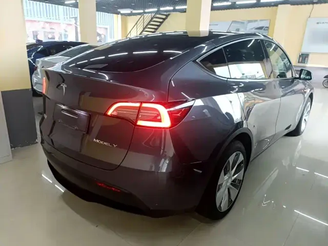 Tesla Model Y — Фото автомобиля 6