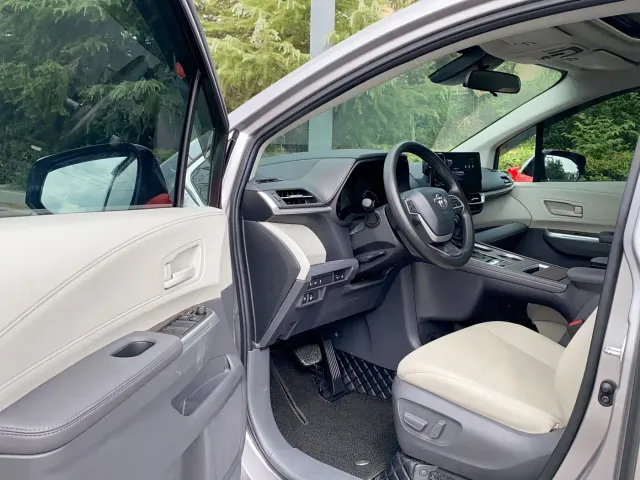 Toyota Sienna — Фото автомобиля 11
