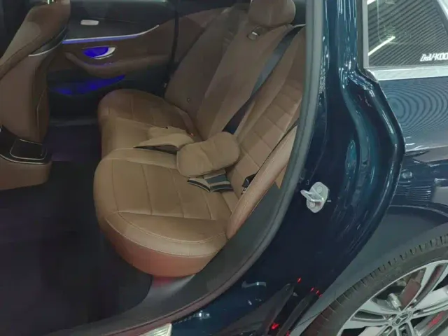 Mercedes-Benz E-Class — Фото автомобиля 16
