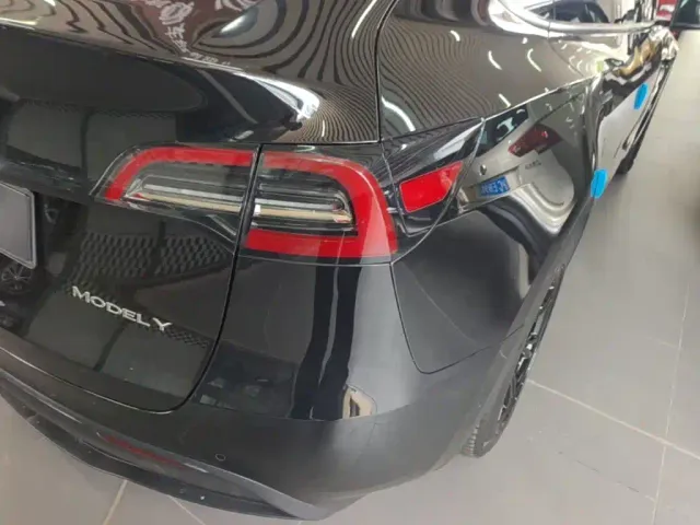 Tesla Model Y — Фото автомобиля 23
