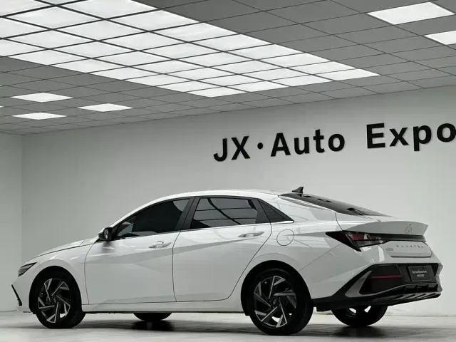 Hyundai Elantra — Фото автомобиля 10