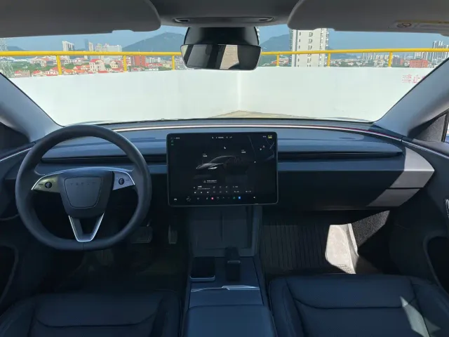 Tesla Model 3 — Фото автомобиля 12