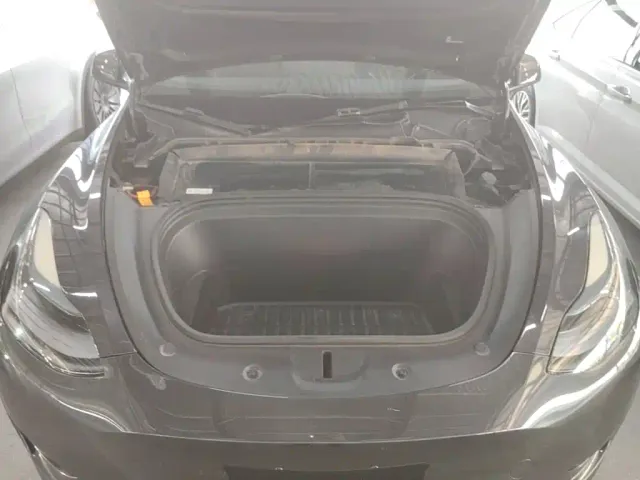 Tesla Model Y — Фото автомобиля 19