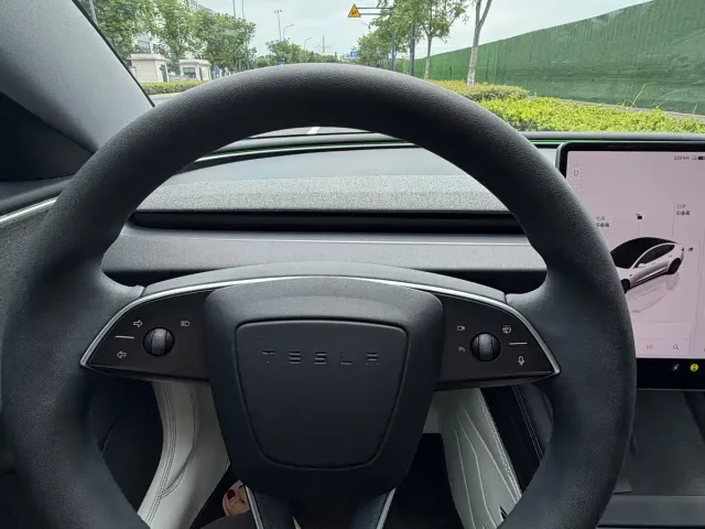 Tesla Model 3 — Фото автомобиля 11