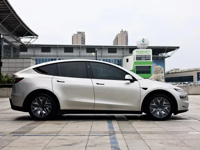 Tesla Model Y L — Фото автомобиля 6