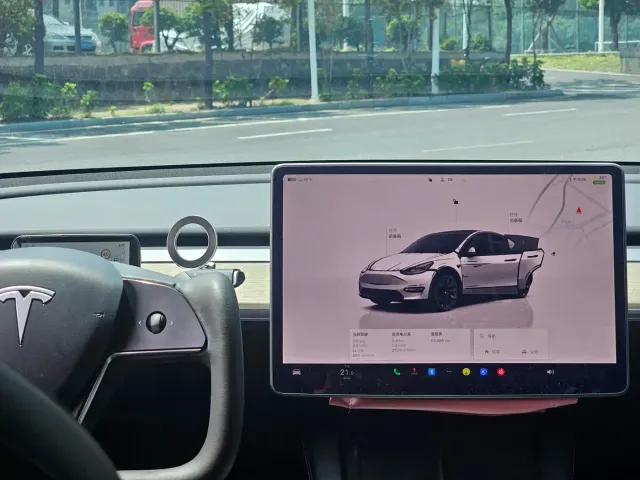 Tesla Model Y — Фото автомобиля 13
