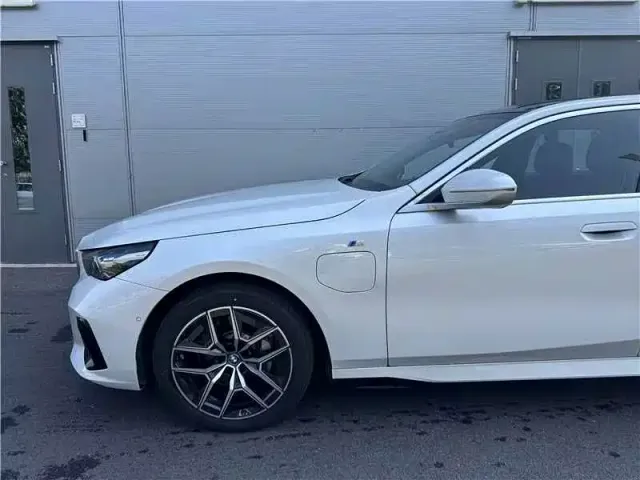 BMW BMW i5 2025 eDrive 35L M Sport Package — Фото автомобиля 9