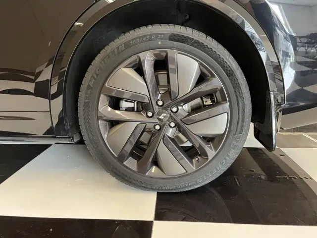 Li Auto L9 — Фото автомобиля 11