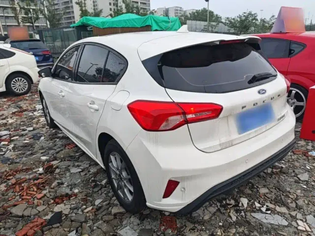 Ford Focus — Фото автомобиля 4