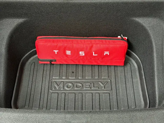 Tesla Model Y — Фото автомобиля 17