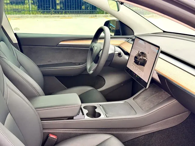 Tesla Model Y — Фото автомобиля 15