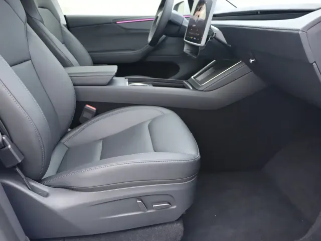 Tesla Model Y 2025 Long Range All-Wheel Drive — Фото автомобиля 8