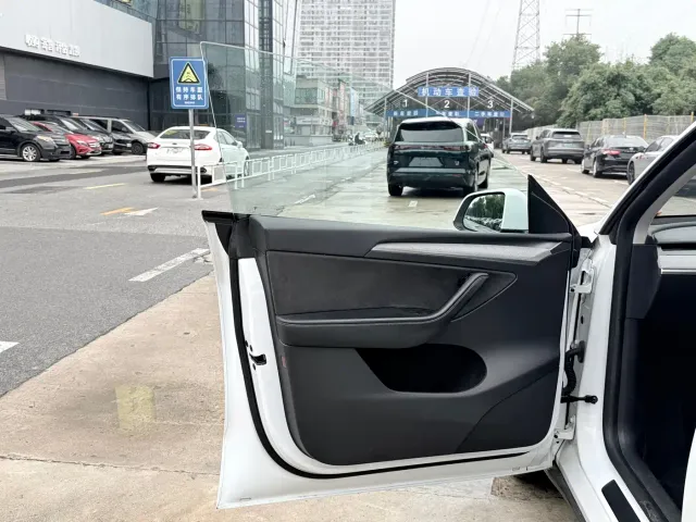 Tesla Model Y — Фото автомобиля 6