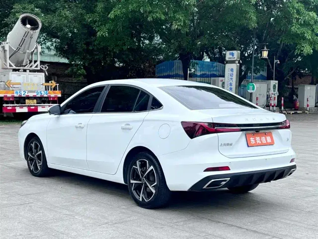 Roewe i5 — Фото автомобиля 6