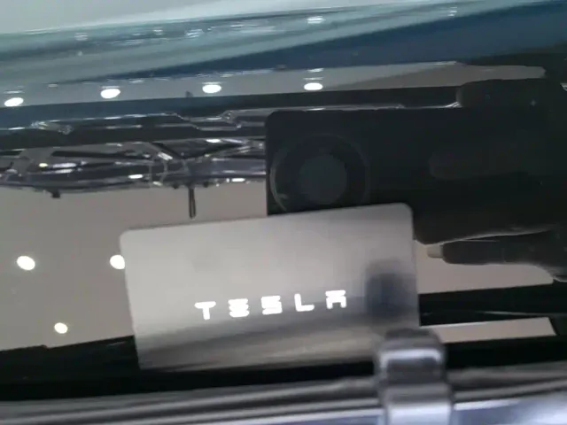 Tesla Model 3 — Фото автомобиля 8
