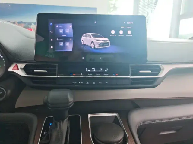 Toyota Sienna — Фото автомобиля 12