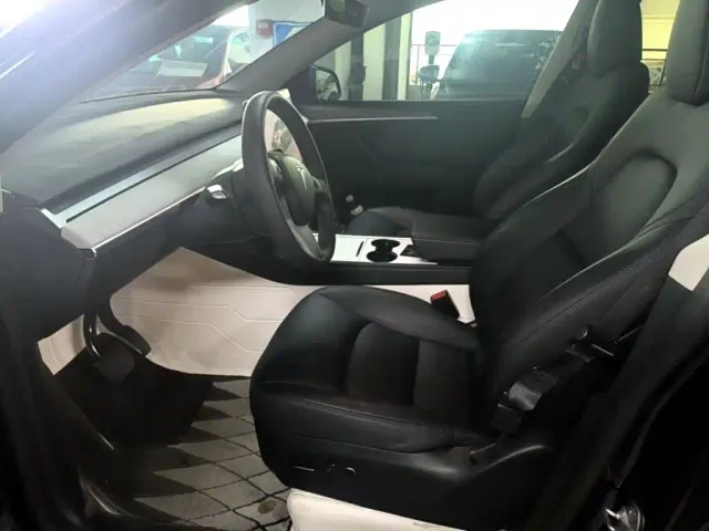 Tesla Model Y — Фото автомобиля 14