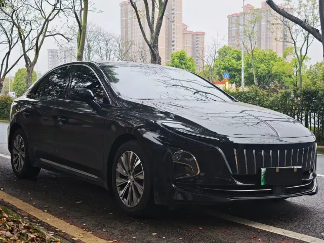 Hongqi E-QM5 — Фото автомобиля 3