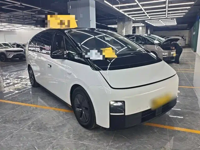 Li Auto MEGA — Фото автомобиля 3
