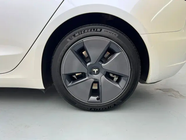 Tesla Model 3 — Фото автомобиля 10