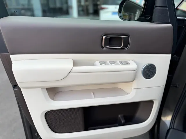 Li Auto MEGA — Фото автомобиля 10