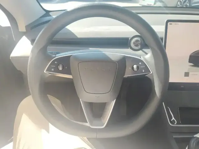 Tesla Model Y — Фото автомобиля 15