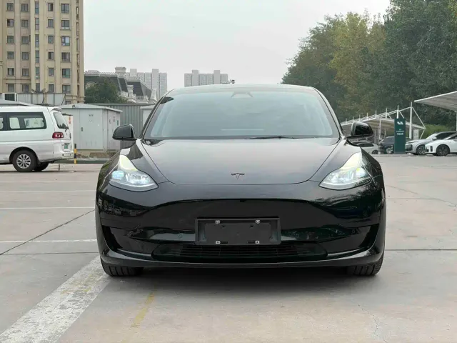 Tesla Model 3 — Фото автомобиля 2