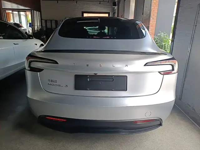 Tesla Model 3 — Фото автомобиля 5