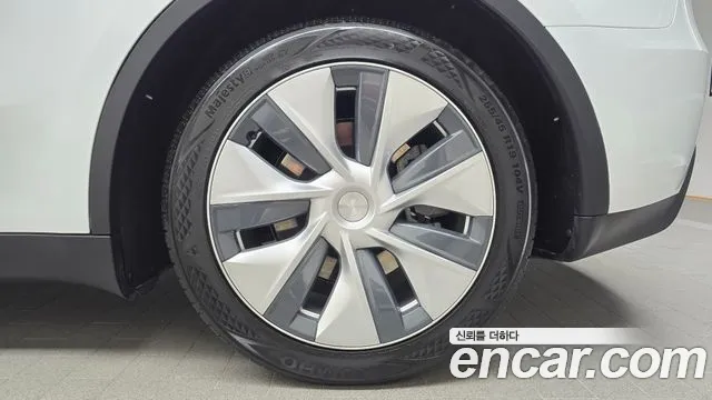 Tesla Model Y — Фото автомобиля 6