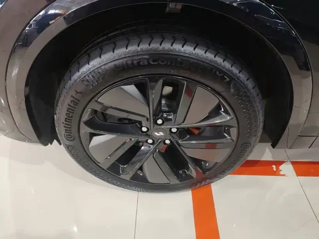 Li Auto L7 — Фото автомобиля 22