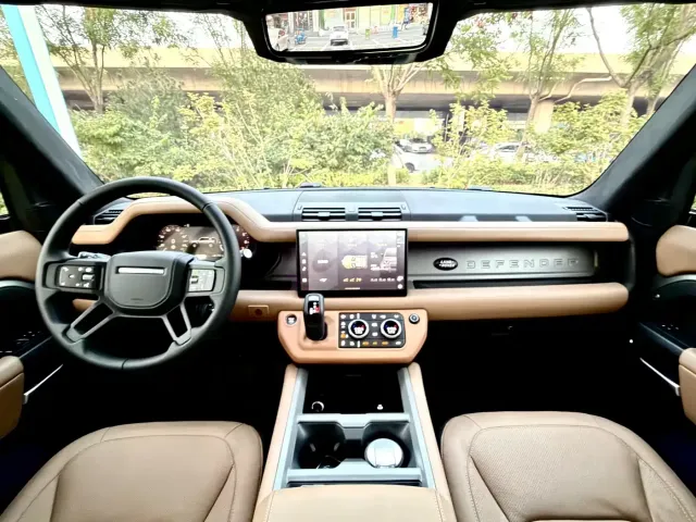 Land Rover Defender — Фото автомобиля 7