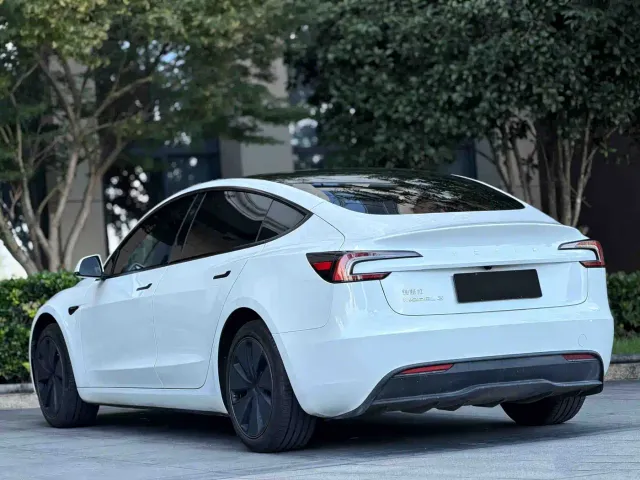 Tesla Model 3 — Фото автомобиля 9