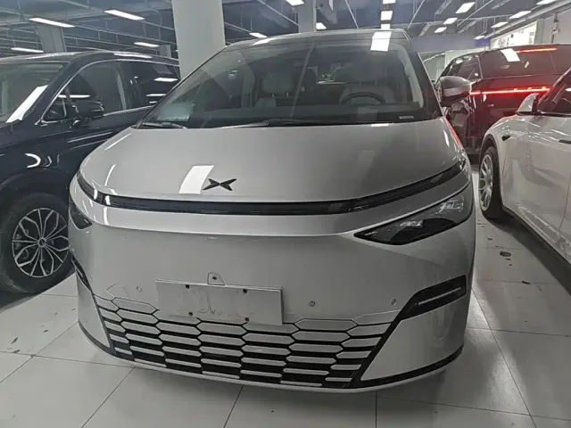 Xpeng X9 — Фото автомобиля 2