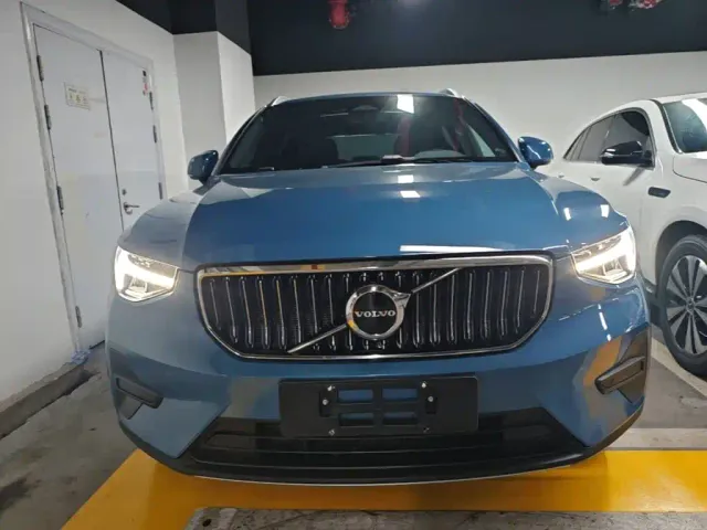 Volvo XC40 — Фото автомобиля 2