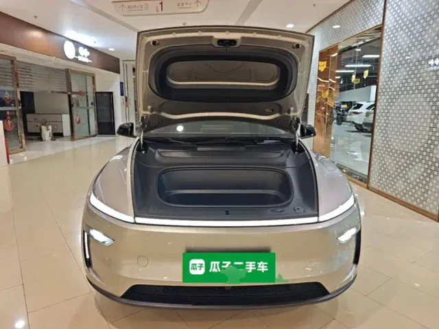 Tesla Model Y L — Фото автомобиля 19