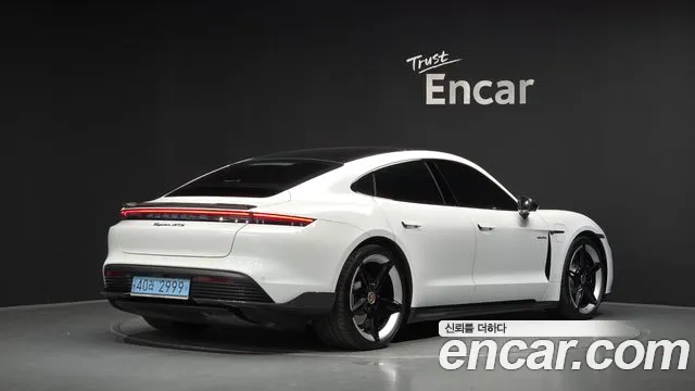 Porsche Taycan — Фото автомобиля 2