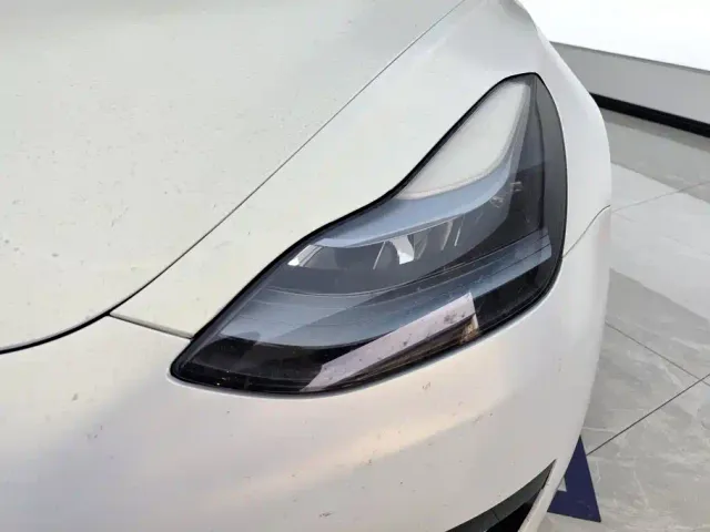 Tesla Model 3 — Фото автомобиля 5