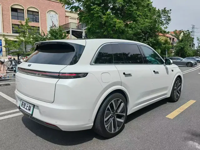 Li Auto L7 — Фото автомобиля 9