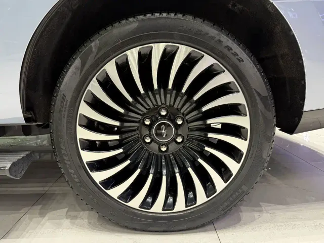 Lincoln Navigator — Фото автомобиля 16