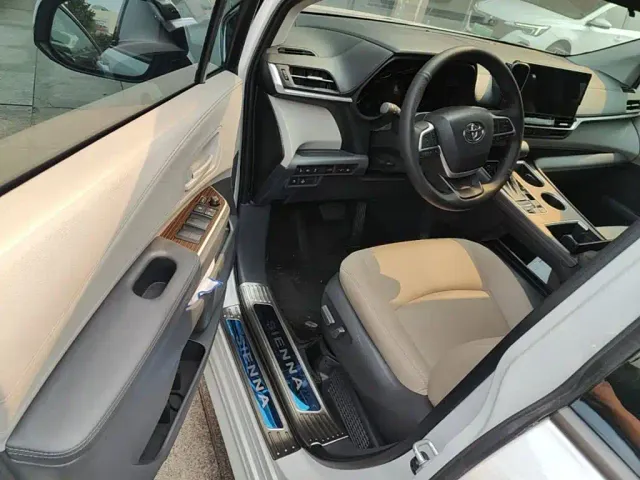 Toyota Sienna — Фото автомобиля 15