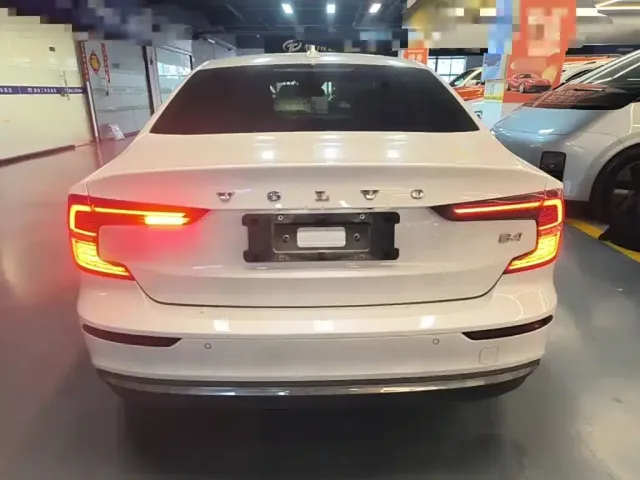 Volvo S60 — Фото автомобиля 5