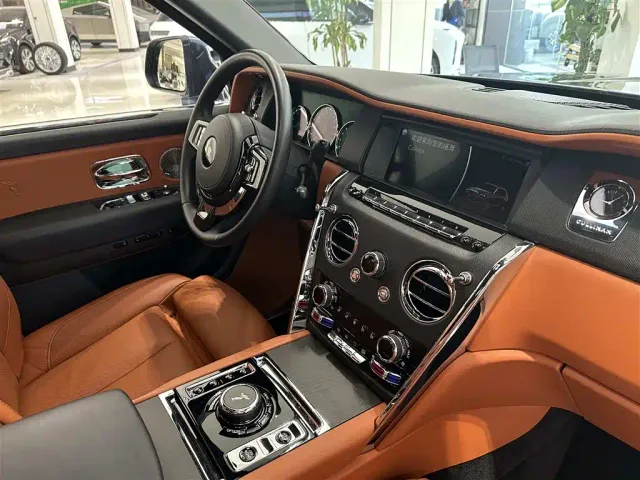 Rolls-Royce Cullinan — Фото автомобиля 17