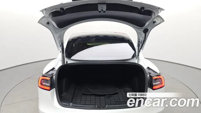 Tesla Model 3 — Фото автомобиля 25
