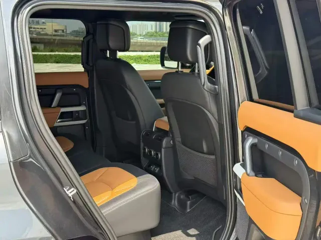 Land Rover Defender — Фото автомобиля 6