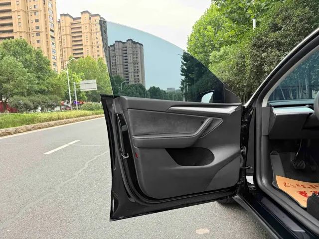 Tesla Model Y — Фото автомобиля 6