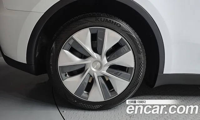 Tesla Model Y — Фото автомобиля 5