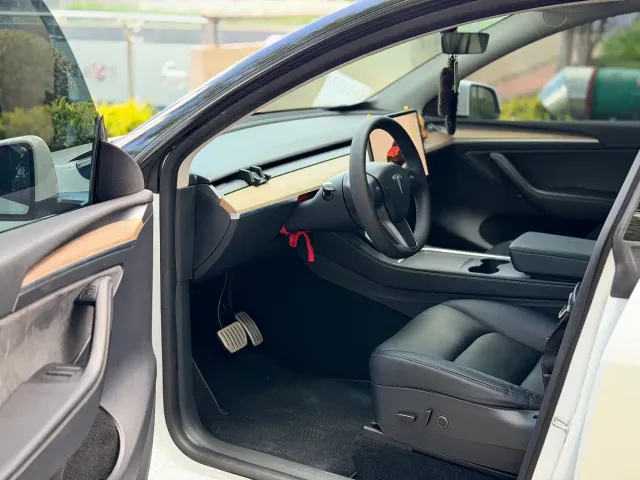 Tesla Model Y — Фото автомобиля 9