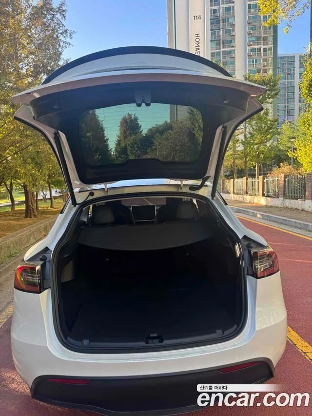 Tesla Model Y — Фото автомобиля 14